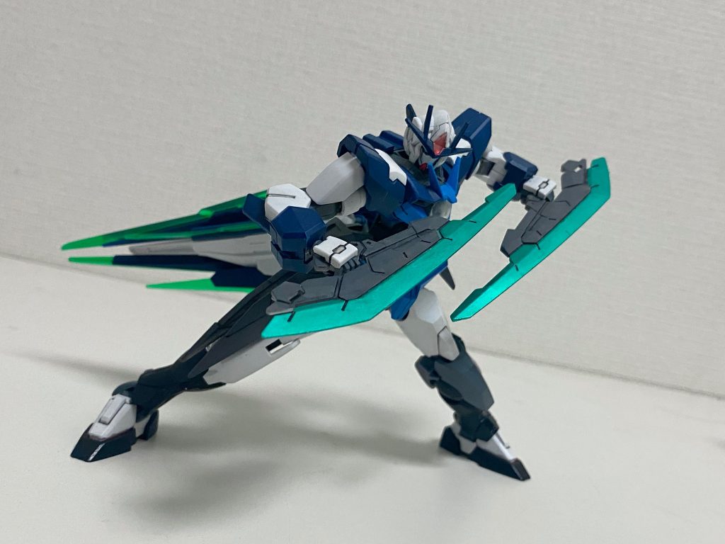 レイザーブレードを両手に持っての構え。武器も再現しようと思い「1/144で連結可能な双剣」を考えていた際、AGE-1レイザーのこの武器が浮かんできて「これだ！」となりました。ただ連結した時の刃の向きが元ネタとは逆になっているのが惜しい点。HGじゃなければメタルビルドバルバトスのブーメランメイスやMGアストレアのGNツインブロードブレイドみたいによりそれっぽい武器があるんですけどね……