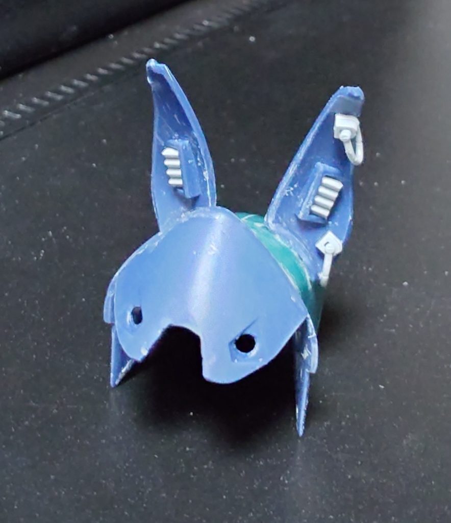 ウサミミフードはアンクシャの肩アーマーとウーンドウォートのブースターポットを切り貼りして作成しました。耳の装飾はビルダーズパーツを使っています。