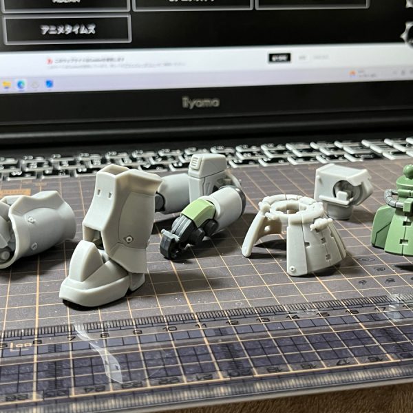 お爺は一遍に多くの事を覚えられないので、一つ一つ擦り合わせて間違いながら進めるんじゃよ。ホッホッホ…(^^;)…(T_T)…(ノД`)・゜・。　まぁ、草摺(くさずり：腰のスカート状装甲)可動の雰囲気はイイかもと思いつつ、もう少し剛性を上げたい。夜に続く。（2枚目）