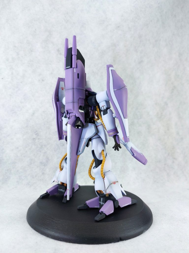 ■腕部使用したキットが袖付き仕様であったため、手首のエングレービングは削り落としました。ハマーン機としての特別感を出したかったので、少し太目の手首の形状はそのままとしています。肩バインダーは無加工で組み立て、ビーム・サーベルは取り外し可能です。