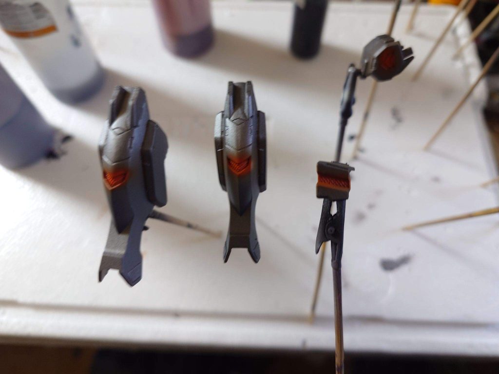 今回の塗装は下地をガイアノーツのガンメタサフで行いオレンジの部分をエアブラシで雑に塗装しました