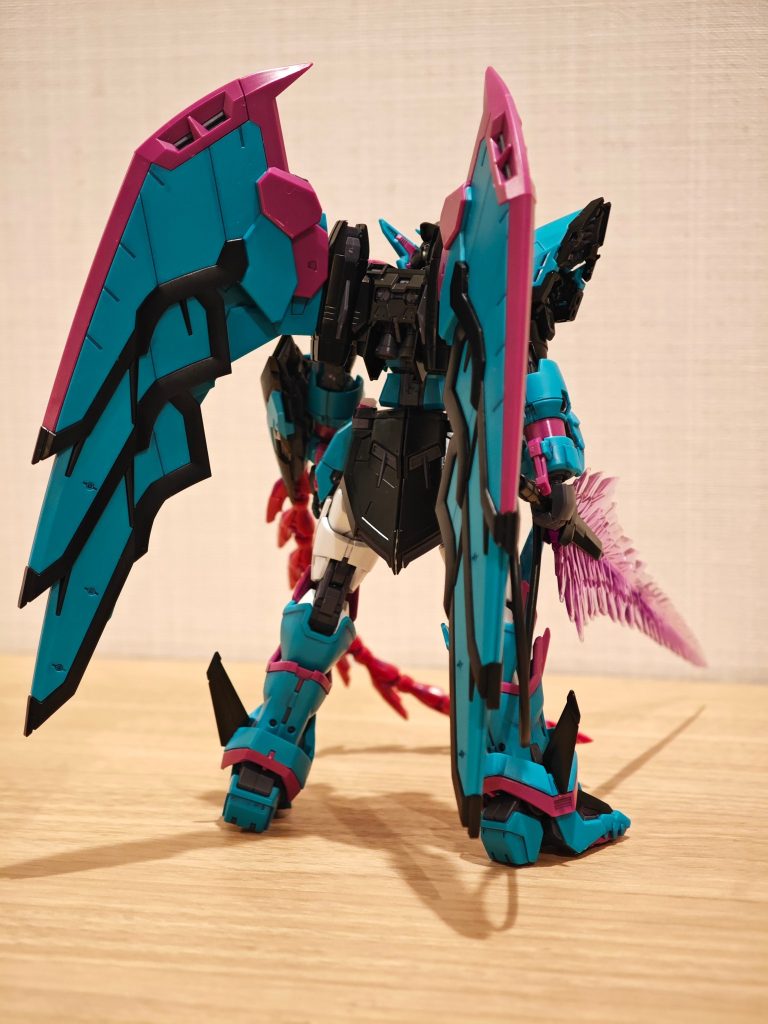 背面、翼の色分けも優秀、黒いラインのパーツ分けとかも面白いです。