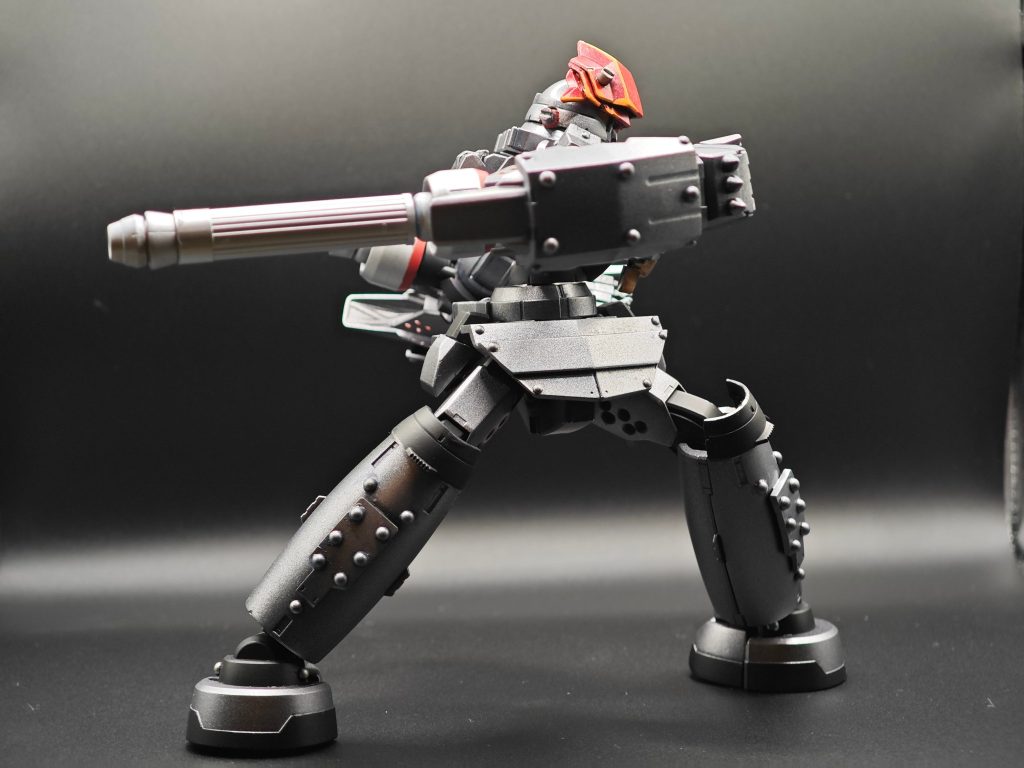 パーメットインパクト両腕のチャンバー内に貯められたパーメット粒子を拳と共に敵機に叩き込む大技。直接的な攻撃だけでなく機体を逆流させる形で瞬間的にデータストームによる高負荷を与える事でパイロットを無力化させる、粒子を利用した特性上シールドやビットステイブによるフィールド防御が効きにくい、対ガンダム戦をも想定された通常の決闘時は危険性を考慮して空気圧で衝撃を与える単純な物理攻撃兵器に転用される。