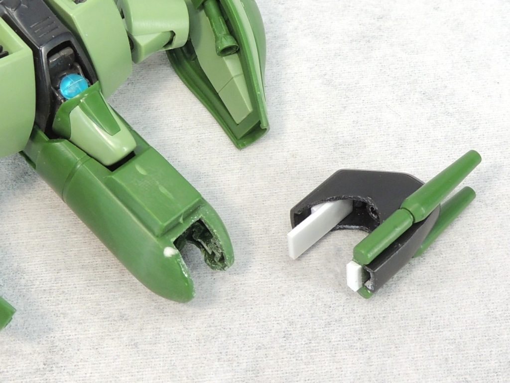 ■バックパックビーム・ガン及び先端部分を着脱可能とし、内部をリューターで削り取って電池ボックスのスペースを確保しました。形状的に大きな変更は加えていませんが、変形時に塗装剥がれが起きないよう、他パーツと接触しやすい角を削り取るなどして微調整を行っています。