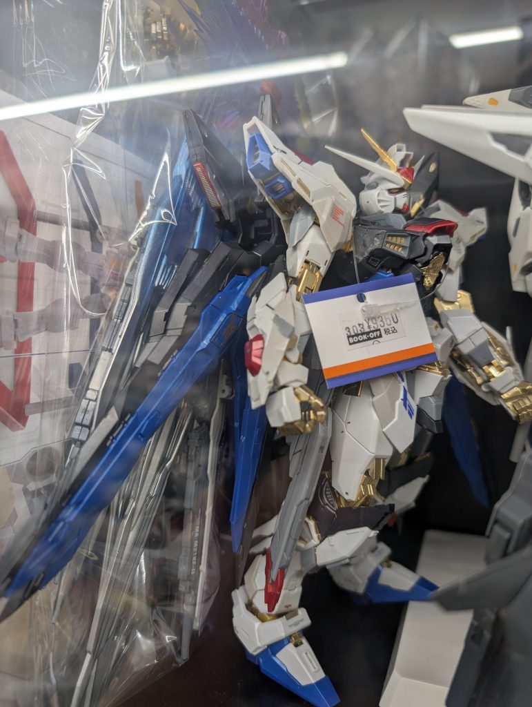 作品名：今年の2月くらいですが…<p>9360円でメタルビルドストフリを購入してました(^_^;) 最初…MGEXのストフリだと思ってたから…ガラスケースから出して貰って、手に持ったら…あれ?重い?って違和感が…光の翼セットが一緒にくっついて来たのも、??? [&hellip;]</p>
