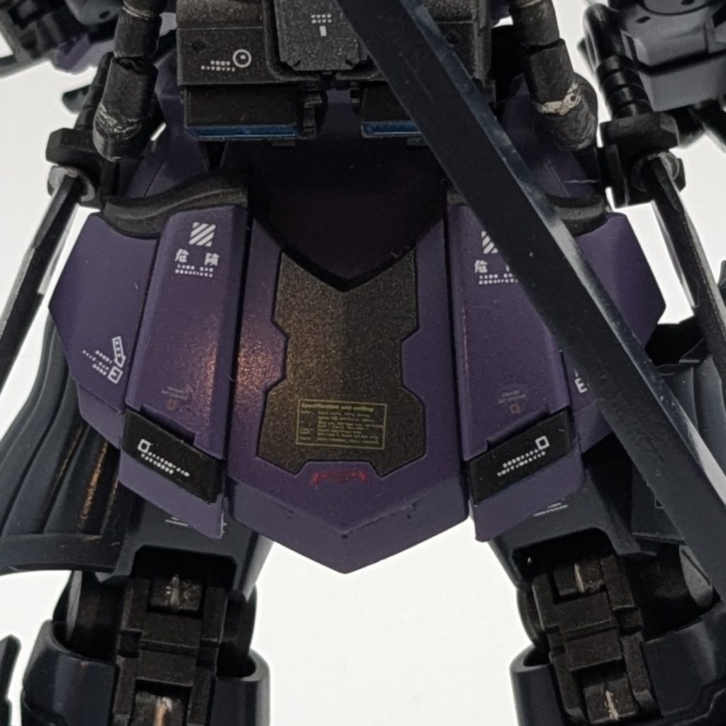 スカート後ろへのスジボリ追加と色分けで、モールドを少し足しました。