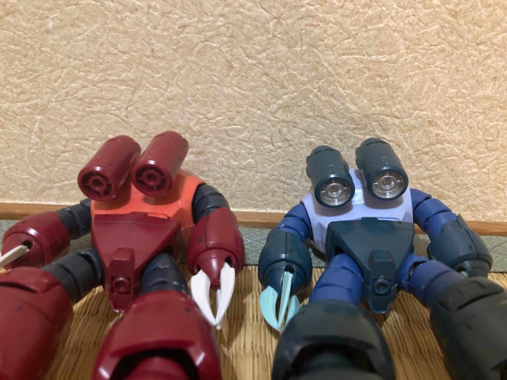 バックパック部です　ズゴックの方には百均のマーカーで色を塗ってあります。少しはみ出してしまいました。