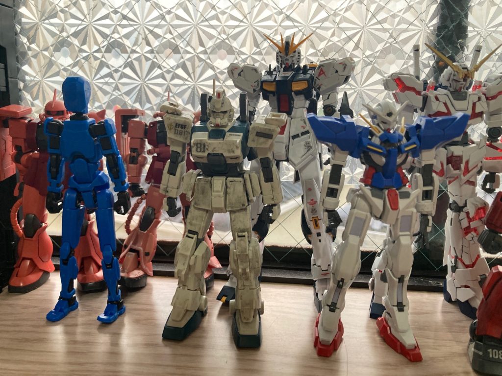 何やら1人ガンプラではないものが、、、