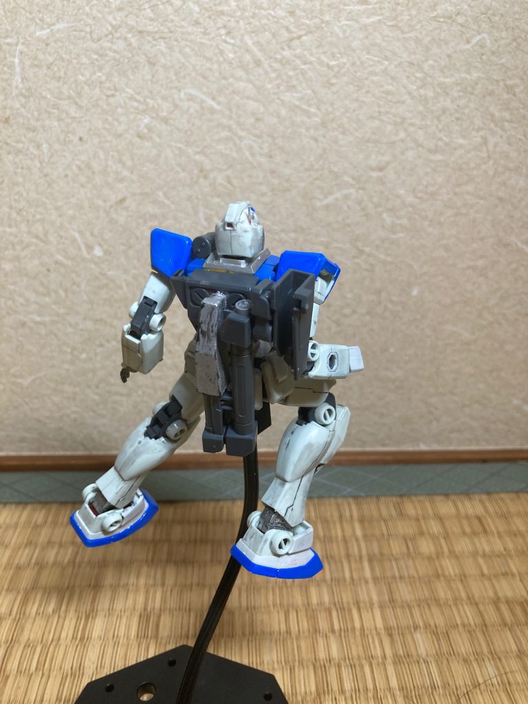 後ろ側にアームがありここにビームスピアを収容できます。