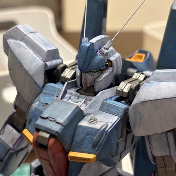 危うく作り直しになりそうだった頭部のパーツも無事見つかり、頭部完成しました。バルカンのパーツ紛失したのでネジ屋で買った金属入れたらめっちゃいい感じになりました👍全身墨入れしたら、ほれていないところを今更発見‼️・・・見なかったことにします😱デカール貼って、トップコート吹いて完成としたいと思います。