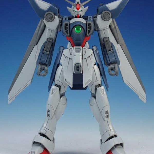 先日レオパルドを作ったらアナザー作品(今はそう呼ばないらしいですね)のキットを作りたい熱が高まったので積んであったウイングガンダムを作ってます。&nbsp;前回と同じ改造は無しで部分塗装だけで済まそうと。&nbsp;配色はGeminiに相談しました。本編後~マリーメイア事変のころに活動した例の秘密組織用にカスタマイズされた機体、ということで配色イメージを作ってもらいました。4枚目の画像がそれです。某spec2ぽいですね。笑その画像をもとに筆塗りしています。だいたいイメージ通りかな？&nbsp;（4枚目）