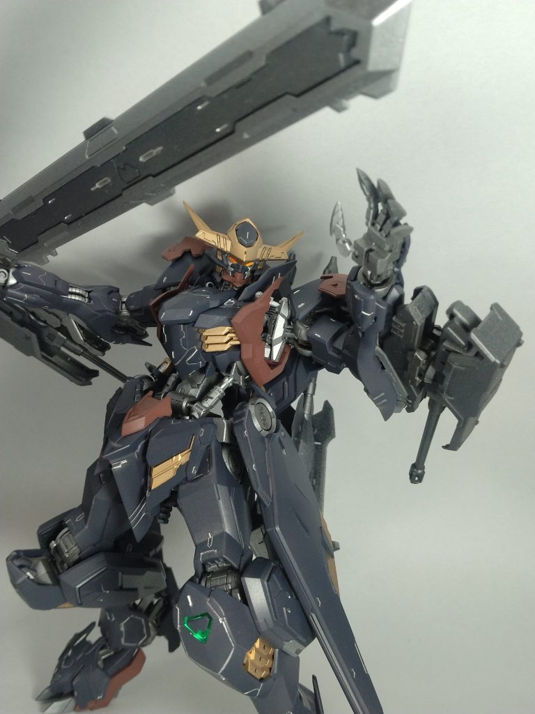 とはいえ、言うまでもなくグフカスと同じ色ではありません。黒は、黒くない黒ということで、ガイア・ヘキサブラック。赤は、鮮やかすぎない赤と思い、ガイア・オキサイドレッドをチョイスしてみました。デスサイズヘルでの感動は残っているのですが、スターでブライトなのもどうかと思い、金もCGIクレオスのゴールドでちょっと抑え気味に。