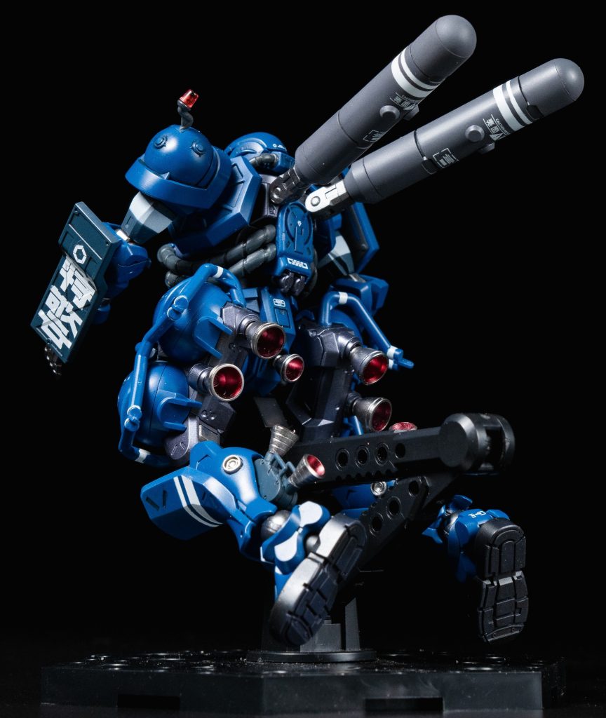 軍警ザクはリアビューに魅力が詰まっていると思います。バーニア群がたまりません。ジークアクス世界に06Rが存在したら……みたいな妄想をしながら作ってみました。