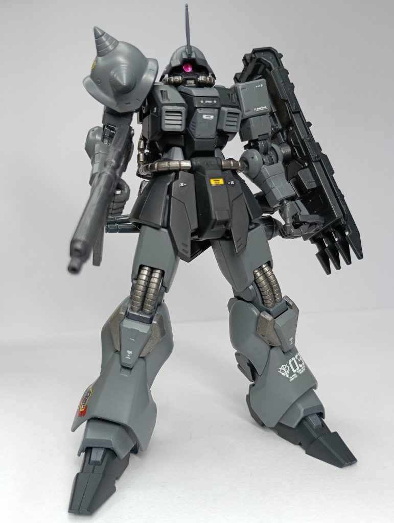 頭部と胴体部はイフリートシュナイド。腕はオリジンザク。脚部はシュツルムガルスとなります。