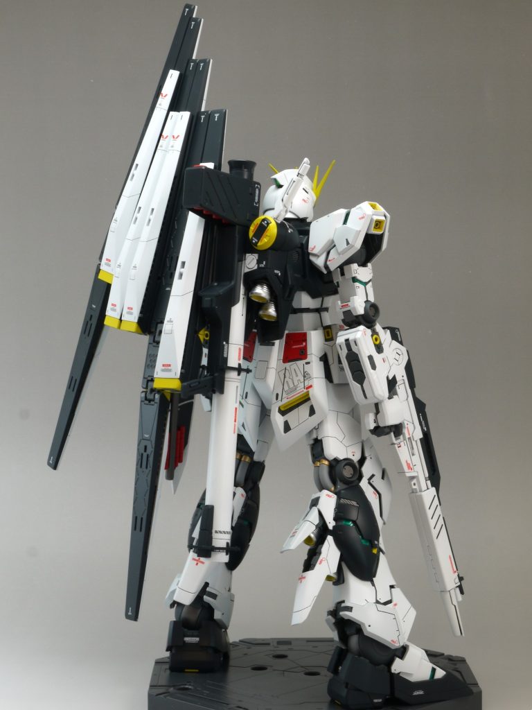 このキットもスゴい作例が世の中に山ほどあるので、色々と参考にしています。キットは胸がコンパクトで、腹が寸詰まりなため、やや馬面な頭と肩が大きく見える、脚が長過ぎる、と言った点を改修しました。定番の内容ですね。フィンファンネルの重量対策改修も行っています。