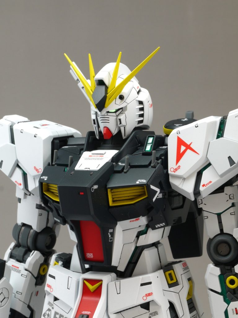 ●頭部馬面で顔が大きく見えるのを改善するため、マスクの小型化と、全体的に前方へ寄せました。・マスクを削り込んでシャープ化、下側を0.5〜0.8mmほどカット、アゴを上に約0.5mm拡大、下側を1mm弱カット、ツインアイとともに前方に0.5mm移動・目尻部スリットを0.5mm短く・額の五角形ブロック上側を0.5〜1mmカット、下側に0.5mmプラ板を貼ってから削って形状変更・トサカ前方を切り離して前方に0.3mm、下方に0.5mmズラして再接着・トサカ頂点は0.8mmほど低くカット・ツインアイにはラピーテープを貼り付け