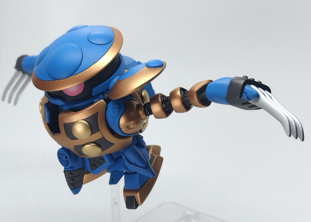 用いた塗料は、青色：ガイアノーツ ボトムズカラー AT-06 ブルー銅色：ガイアノーツ ガイアカラー No.133 パールカッパー濃い灰色：GSIクレオス 水性ホビーカラー H18 黒鉄色（拭取修正用）金色：GSIクレオス Mr.カラー SM207 スーパーリッチゴールド銀色：GSIクレオス Mr.カラー SM206 スーパークロームシルバー2モノアイ：ガイアノーツ ガイアカラー No.016 ブリリアントピンクにGSIクレオス Mr.カラー C174　蛍光ピンクを少量混ぜたものを下地に、GSIクレオス Mr.カラー C1 ホワイト(白)でグラデーション塗装金色水玉部＆銀色爪は光沢トップコート、他はガイアノーツ Ex-09 Ex-セミグロスクリアー プレミアムで仕上げています。最後セミグロスでトップコートしたら美しかったパールカッパーの赤みが薄れてしまったのが少し残念です。
