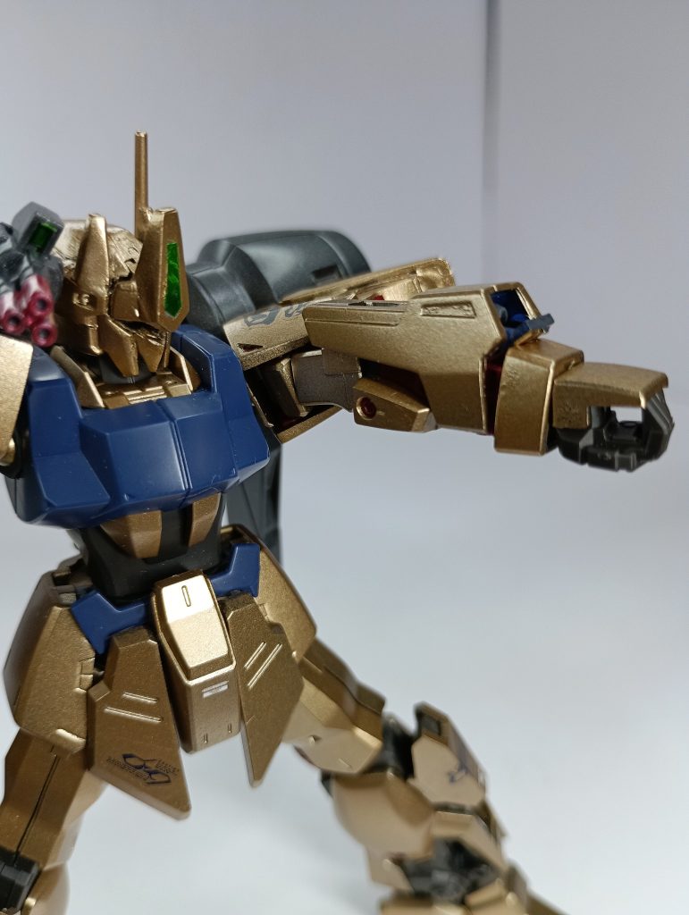 腕部。一部Zガンダムのパーツを移植しています。
