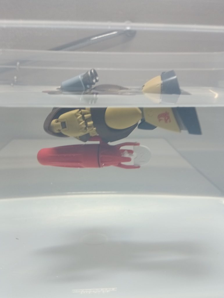 進水式。水に入れたのが初めてだったのですが、発砲スチロールの量が多かったのか、もう少し水中に沈んでてもいいかな…と思いました…(zaku-kao4)動いてる動画も撮ってみましたが、流石にMP4形式はアップロード出来なかったので、私自身も少々残念なのですが、ご容赦ください。m(_ _)m
