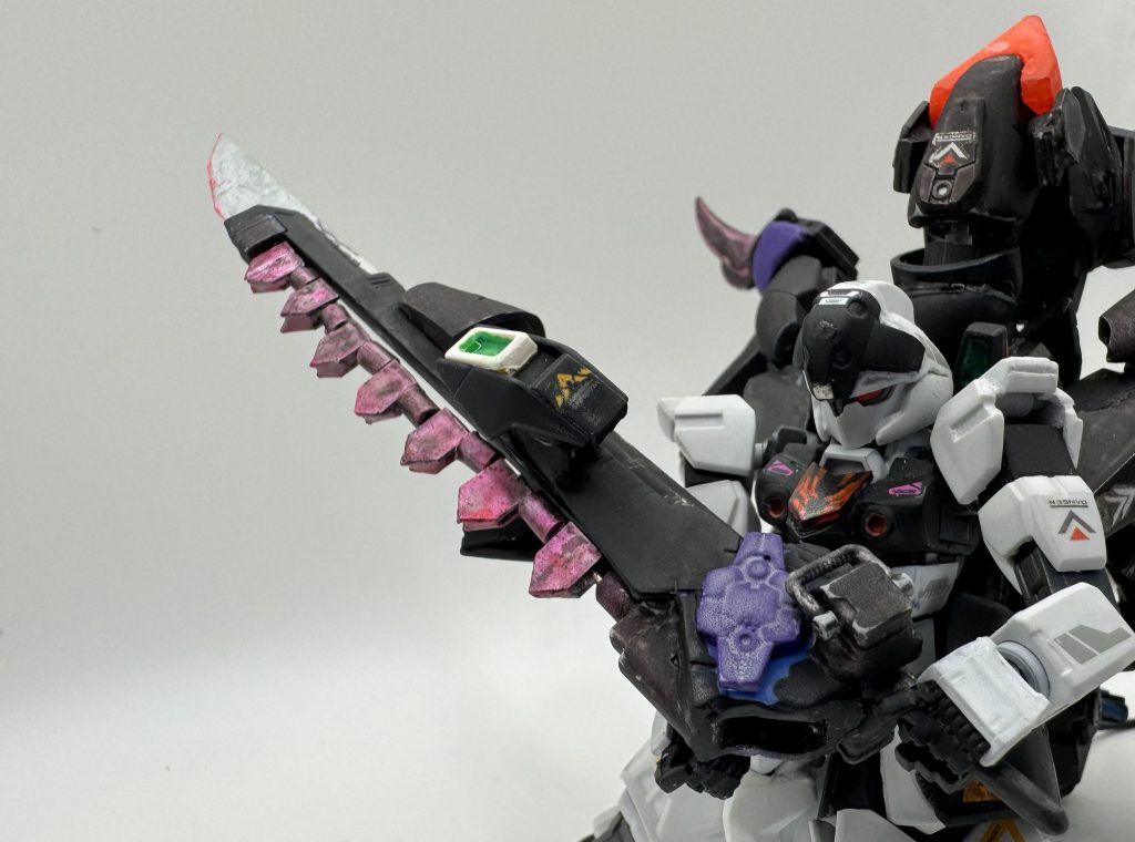 &nbsp;&nbsp;【作成の構想／経緯】「積みプラとなっていた『K9 ドッグパック』を、より獣々しい ガンプラに改造したら 面白そう♪」という 考えから スタートしました。そして その姿をどうしようかと 思い悩んだ末・・・ゲーム『メタルギア ライジング』にて登場する『ブレードウルフ（LQ-84i）』を イメージして作成することにしました。私にとって「カッコ良い 犬型のメカ！」が これでしたので(^▽^;)&nbsp;【作成材料／工程】では 最後に 実際の 作成工程を 下記します。ベースの『HG K9 ドッグパック』以外で ミキシングで 使用したパーツと、その該当箇所は 下記となります。→ 頭部：『HG ダナジン』の 頭部パーツ→ 胴体：『HG シャア専用ズゴック』の 腕パーツ、『HG アルスアースリィガンダム』の 背面接続パーツ、『HG ストライカージンクス』の 頭パーツ、『HG ガンダムルブリス』の ライフルパーツ、『HG バルバトスルプス』の バックパックパーツ→ 前足：『HG シャア専用ズゴック』の 腕パーツ、『HG メルクワンユニット』の 足パーツ→ 後足：『HG バルバトスルプスレクス』の 足パーツ、『HG ガンダムGP03S ステイメン』の 腰バーニア→ 尻尾＋大剣：『オプションパーツセット ガンプラ02』の ソードストライカーのパーツなお 上記以外にも ディテールUP用として 下記パーツを 所々に使用してます。『カスタマイズマテリアル06／08』、ビルダーパーツの『ノンスケールMS スラスター01／ディテール01／ディテール02／バーニア03』&nbsp;また フェイスバインダーなどは、パテや プラ板による 自作です。