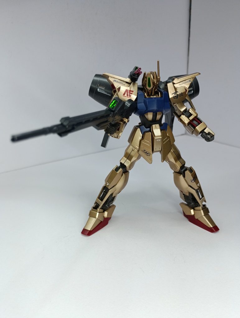 バックパックと肩のバルカンが干渉するため、右腕はほとんど上がりません…(zaku-kao4)