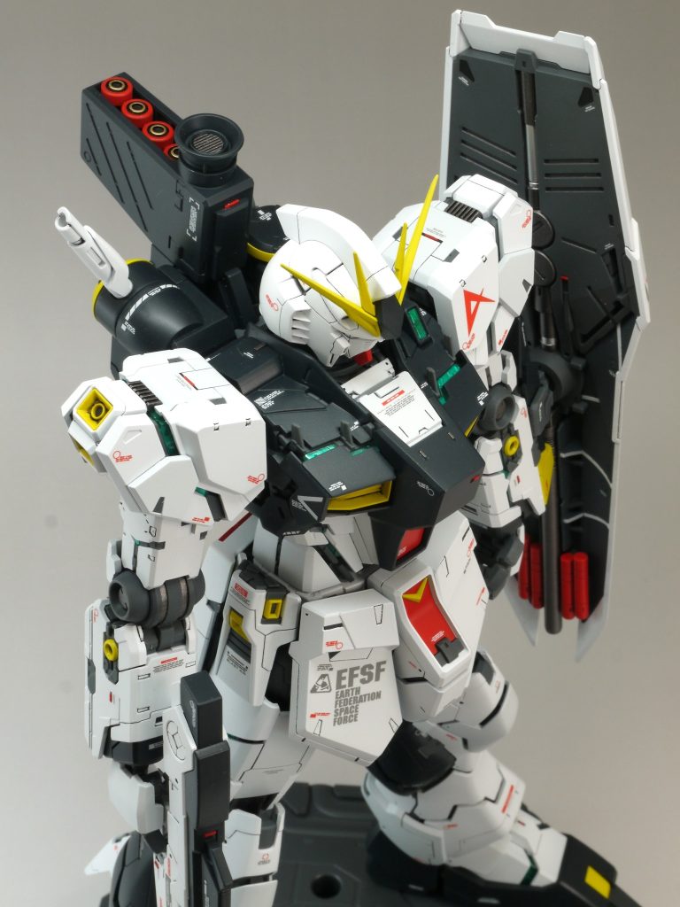 肩はサイコフレームが露出するようにカットしてあるため、通常モードには出来ません。腕はキットのままなので両モード可能です。