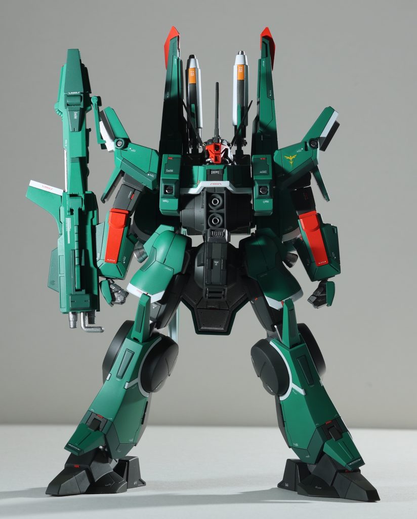 フル装備です。このキットを作った方は誰しも困る、ディテールダルダルのサイドアーマー。そんなディテールが無ければそもそも困る事もないので、潔く消えて貰いました。胸部のエンブレムもマスキングが面倒臭いので消滅です。(笑