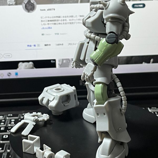 休んでますか？お爺の詰めは続く。一応あと、肩アーマージョイントを強化するぐらい。やはり腕のバランスは小さくして正解。ゴリラ風味が消えてきた♥…とお爺は思ってます。肘のフレームでもう一段可動を入れるか、このままキット流用とするか悩ましいが、自作するともう数ミリ短くなるので一応並行設計中。当方ザクはマッチョではなくあくまでも器用な作業機風味。&nbsp;機構設計をオリジナルにすることで、外観上のサイズ凝縮、継ぎ目問題回避や可動追加を図っている。その一部を紹介(足元パーツ郡)。ただし基本的にポリキャップはキットの物を使用する。剛性も担保しなければ意味も無く、RG基準を謳うと言う事はこういう事態になる地獄道である(^^;)。ボチボチ集中してマシンガンに移りたいと思う。&nbsp;あぁ、ザクは深い。難しい。そして可愛い。自作版はお爺の愛のカタチですが、ここで見せるからには僅かでもどこかの誰かの琴線に触れるモノには辿り着きたい…(*'ω'*)。続く。（3枚目）