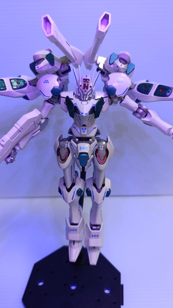 UVライトで光るデカールを使ています。