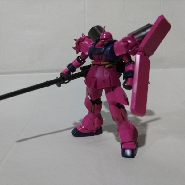 ギラ・ズール アンジェロ機をストレート組してみた10月10日のナガノモデラーズ展示会に向けて1人展示テーマ『ネオジオンの赤』をやろうと色々と製作中なのだが、ギラドーガ重装型をたまたま入手できてしまったので並べたくなって、展示会とは関係なく作成することにする気になるポイントとしては、親衛隊機にしては姿勢が悪くないか?というところと、バックパックの2つの巨大タンクのシールドパーツが一体化しているのでこれはなんとかしたい(ギラドーガ重装型、サイコドーガ、ギラ・ズールなど並べてニヤニヤしたいところではある) しかし先に展示会用のR・ジャジャ、キュベレイマーク2、ナイチンゲールが控えているのでこちらはおいおい手をいれていきたいところ(2枚目)