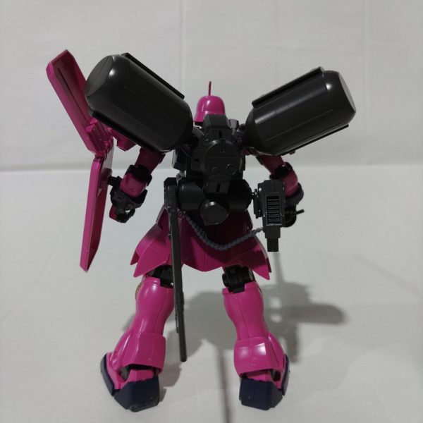 ギラ・ズール アンジェロ機をストレート組してみた10月10日のナガノモデラーズ展示会に向けて1人展示テーマ『ネオジオンの赤』をやろうと色々と製作中なのだが、ギラドーガ重装型をたまたま入手できてしまったので並べたくなって、展示会とは関係なく作成することにする気になるポイントとしては、親衛隊機にしては姿勢が悪くないか?というところと、バックパックの2つの巨大タンクのシールドパーツが一体化しているのでこれはなんとかしたい(ギラドーガ重装型、サイコドーガ、ギラ・ズールなど並べてニヤニヤしたいところではある) しかし先に展示会用のR・ジャジャ、キュベレイマーク2、ナイチンゲールが控えているのでこちらはおいおい手をいれていきたいところ(3枚目)