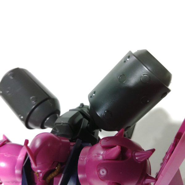 ギラ・ズール アンジェロ機をストレート組してみた10月10日のナガノモデラーズ展示会に向けて1人展示テーマ『ネオジオンの赤』をやろうと色々と製作中なのだが、ギラドーガ重装型をたまたま入手できてしまったので並べたくなって、展示会とは関係なく作成することにする気になるポイントとしては、親衛隊機にしては姿勢が悪くないか?というところと、バックパックの2つの巨大タンクのシールドパーツが一体化しているのでこれはなんとかしたい(ギラドーガ重装型、サイコドーガ、ギラ・ズールなど並べてニヤニヤしたいところではある) しかし先に展示会用のR・ジャジャ、キュベレイマーク2、ナイチンゲールが控えているのでこちらはおいおい手をいれていきたいところ(4枚目)