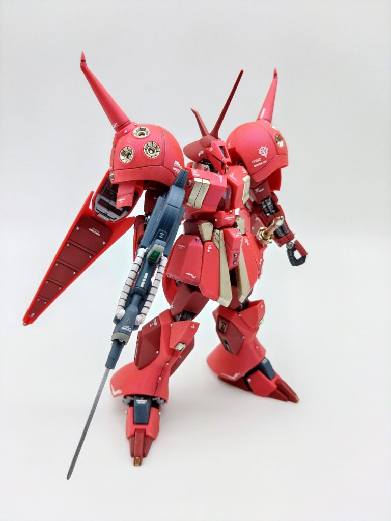 劇中での活躍こそキャラのおかげでお笑い枠だったようですが、マントをまとったフルプレートアーマーの騎士然とした見た目はネオジオンの騎士であるキャラを、機体カラーは金髪と赤髪を真ん中で塗り分けたキャラの髪をイメージさせる黄色と赤のツートンカラーと、ここまで乗り手と機体がリンクしたデザインもなかなか無いと思います。しかし活躍までお笑い枠にせんでもという気がしないでもないですが、その点も乗り手と機体のリンクを徹底的に象徴しています。