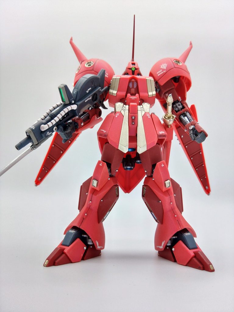 作るまで気づかなかったのですが、骨太すぎて騎士よりも坂東武者風だった旧キットに比べて、この絞りこまれたHGUCのプロポーションはギャンの系譜だったのか！とHGUCを作って気づきました。頭部のひさしの関係で俯瞰とあおりで表情がガラリと変わるのもこの機体の特徴ですね。