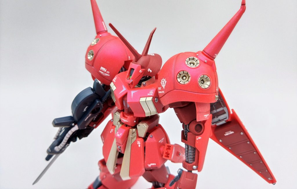 そんなこんなでガンプラリハビリに何かちょうどいい赤い機体はないか？と探していたところ、積みプラの山にちょうどよくＲ・ジャジャが埋まってくれていたのでした。こちらは10月10日に長野で開催されるナガノモデラーズクラブ展示会にボク個人の統一テーマ『ネオジオンの赤』として出展させてもらおうと思っております。あと幾つか赤いネオジオン機をつくらねばならないので展示会までぼちぼちやっていこうと思っております。