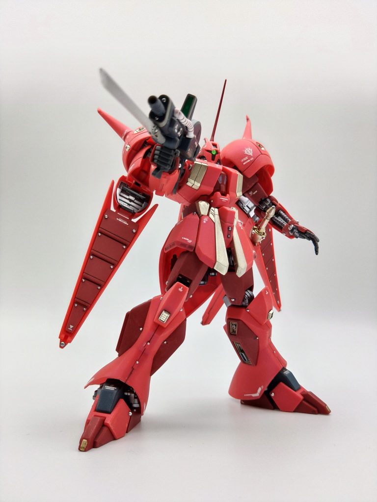 そのままですでに完全なＲ・ジャジャなのですが、立ちポーズが少しよくなるように+α軽く手を加えました。改造点は以下です。・頭部キットのモノアイレールにピンバイスで穴を穿け、ラピーテープを裏から貼ったエイアイズを埋め込む(モノアイを奥まらせることで追視効果を狙ったがイマイチだった)&nbsp;・胴体襟を横一文字に切断して後方が上がるように楔型開いてからランナーを溶接して襟の高さを上げる左右のバックパック部を本体から切り離して切り離して、ランナータグで塞いでから2ミリほど上方に再接着バックパック中央部もランナータグで大型化しつつ5ミリ上方に再接着これらの改造で首が埋まって見えるようになる&nbsp;・腰部股関節切り出して、3ミリ程下に下げて再接着これによって足の付け根が下にさがって足が長く見えるようになる&nbsp;・腕部肩アーマーの中がスカスカなので、キットの余剰パーツであるＲ・ギャギャの肩アーマーパーツを切り出して、肩中のサイドアーマー的なパーツをでっち上げる握り手の親指が埋まっていて変なので、ランナータグを親指に溶接してから削り出して修正&nbsp;・脚部ヒザアーマーの下に２ミリに切ったランナータグを貼ってヒザアーマーを大型化&nbsp;&nbsp;・その他各エッジをシャープ化しつつ市販のディテールパーツを貼り付ける特にエッジのコントロールでいうと、サーベルの鍔の内側につけた段差はそこそこ効果的かな？と思いました