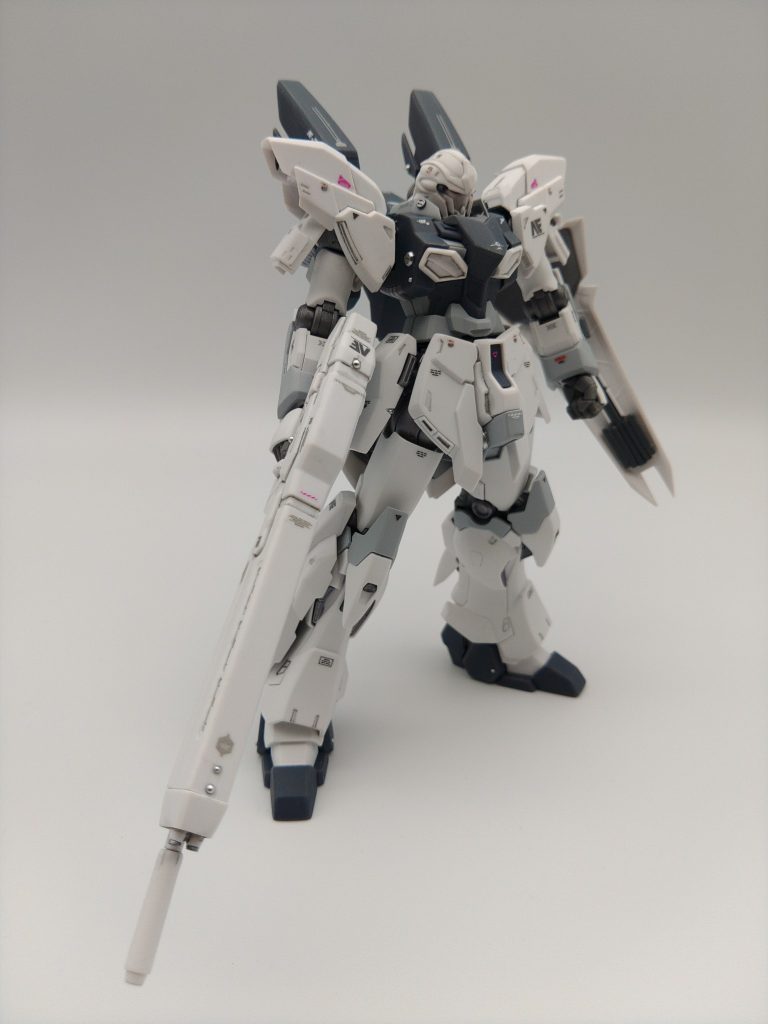 シナンジュ・スタインはボクがあまりガンダム系の機体をいじり慣れていないせいもありますが、作るだけですでにカッコ良すぎるので成型色そのままにデカールとディテールパーツを直貼りして完成です。