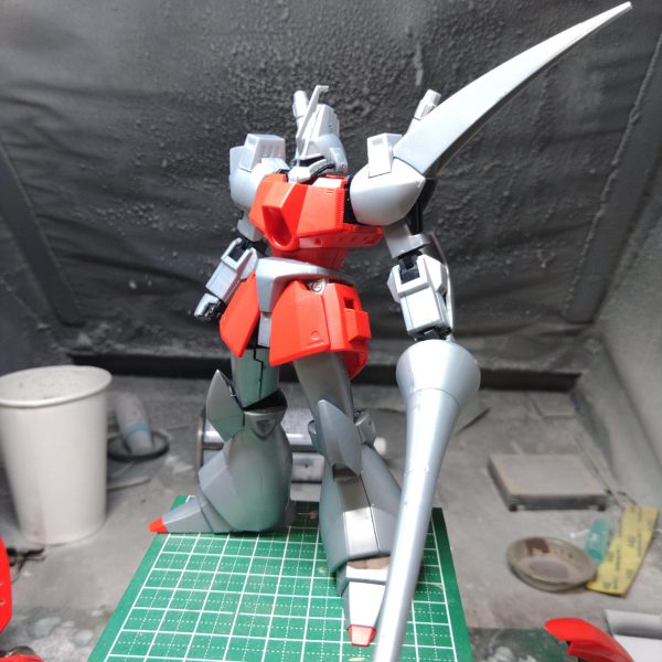 手持ちキットの山から見つけてしまったネオジオンの赤い機体早速仮組してみたガルバルディならこのままでいい気もするが、ロイヤルガードとしてはちと気になる箇所があるにはある（2枚目）