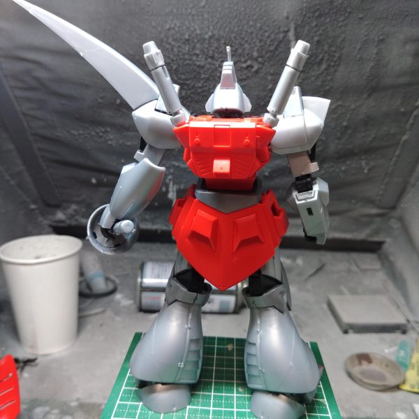手持ちキットの山から見つけてしまったネオジオンの赤い機体早速仮組してみたガルバルディならこのままでいい気もするが、ロイヤルガードとしてはちと気になる箇所があるにはある（3枚目）