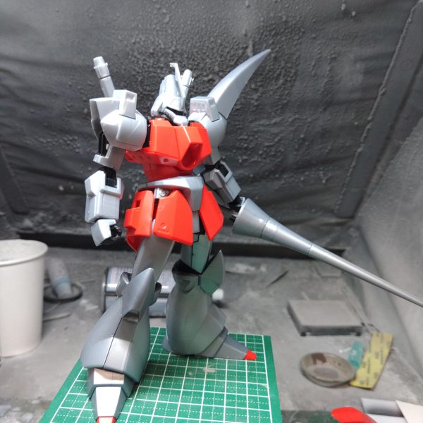 手持ちキットの山から見つけてしまったネオジオンの赤い機体早速仮組してみたガルバルディならこのままでいい気もするが、ロイヤルガードとしてはちと気になる箇所があるにはある（4枚目）