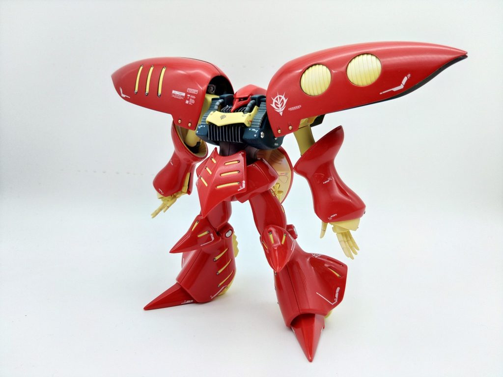 というわけで、プルツー仕様を光沢に仕上げることにします。しかしこのキュベレイMk-2、せっかくのグロスインジェクションがアンダーゲートでないため、ランナーから切り離したゲート跡が残ってしまいます。結局パーツ全体にペーパーを当ててグロスインジェクションを取ってから、再度光沢クリアースプレーを噴いて光沢を復活させることになります。まるで午前中掘った深い穴を午後に埋め戻すというロシアの刑罰仕様です。まぁその分、前腕の継ぎ目を消したり、デカールを貼ったりできるわけですが。