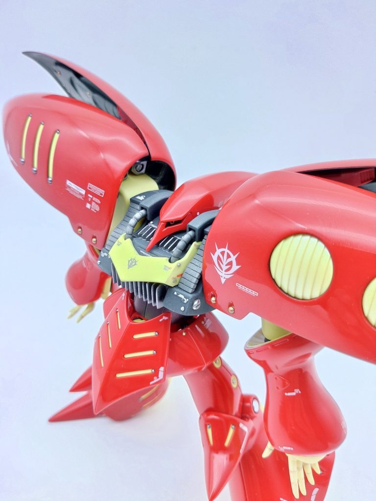 ここのところネオジオンの赤い機体を狙ってつくっているますが、普段の艶消し仕上げメインに対して、このキュベレイMk-2でやった光沢仕上げは華があって良いなと改めて思いました。作りたい機体があれこれ貯まってきましたが、とりあえず赤要素の入ったガズエルから完成させていきます。