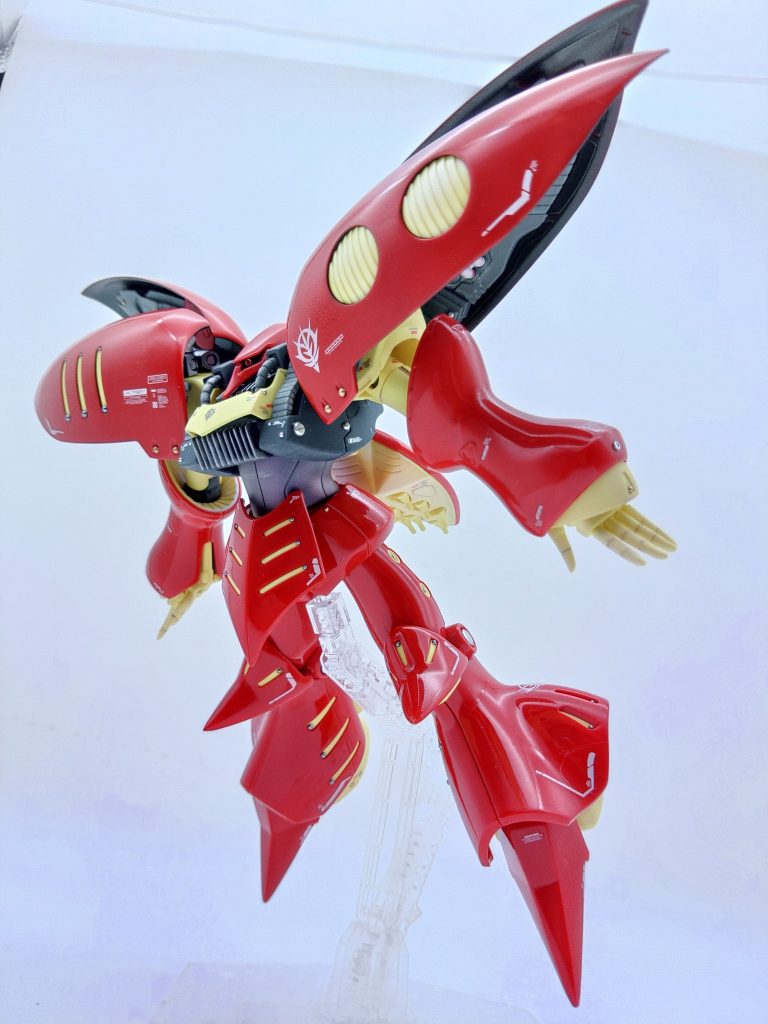 製作する時に設定画を最初に見たのですが、このキットの黄色い部分はわりとオレンジがかっていたり、腹部もオレンジだったりとガンプラ化でアレンジがかっています。とはいえ立体として映える色調としてはこのHGで正解だと思います。&nbsp;赤と黄色のコントラスト最高です。とはいえ、ガノタの最後の抵抗として１歩でも設定に近づけるべく腹部にオレンジパールをふいています。あとキュベレイMk-2のデュアルアイにをHアイズに変える際、光彩の縦線を裏からエッチングノコで彫ってスミいれしてからラピーテープをはっているのですが、老眼にきつかったです。