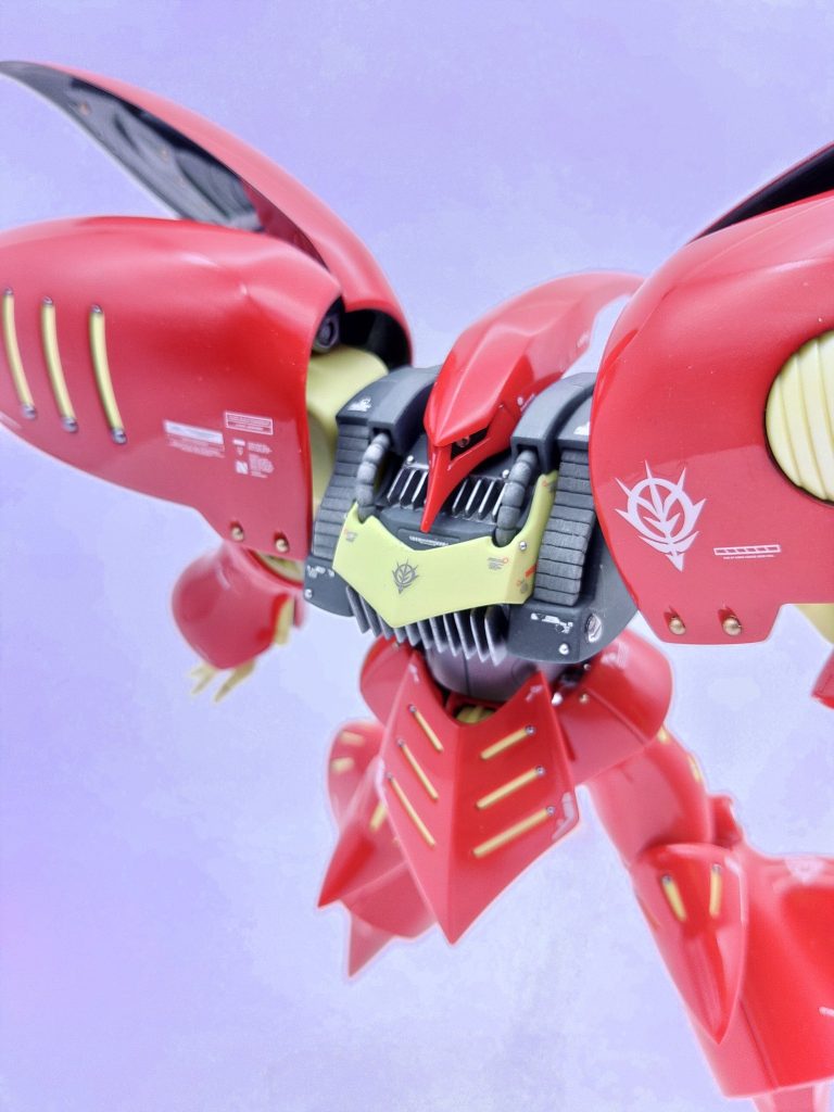 キュベレイMk-2は完成度が高すぎるので改造などせず、軽くエッジをコントロールした程度です。主に肩のバインダーの縁と胸部ダクトをシャープ化、指先と膝先と爪先を尖らせる、顔の中央の平らな面を左右から峰状に研ぎあげてキツネ顔を強調するなどです。グロスインジェクションの関係か分かりませんが、普段のガンプラと切削性が少し違う気もしました。