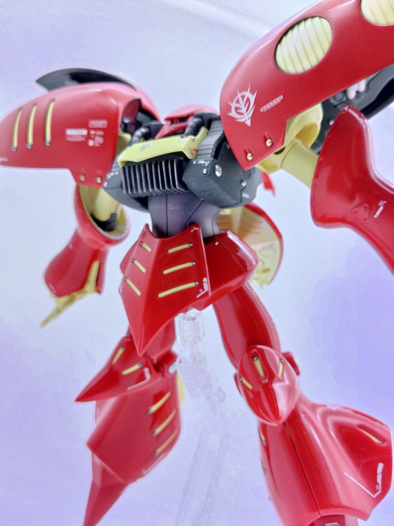 HGUCキュベレイMk-2とは関係ありませんが、キュベレイにスジ彫りはどうかな？とおもっていたのですが、アーティファクトのキュベレイの肩のスジ彫りは完全な回答レベルでカッコいいですね。このプルツー機は赤い部分にも少しデカールを貼りましたが、ハマーン機を作るなら白い部分は無地でいきたいです。