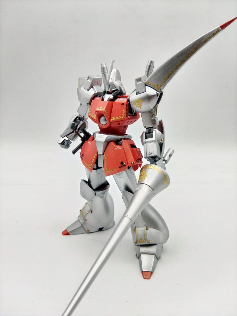 ロイヤルガード仕様のこの機体、通常であれば青のガズアル(青)と並べて製作するのが一般的と思われますが、今のところは赤い機体に絞って製作しているのでガズアル(青)はのちのち製作します。やはく並べたくてしょうがないですが仕方がない。