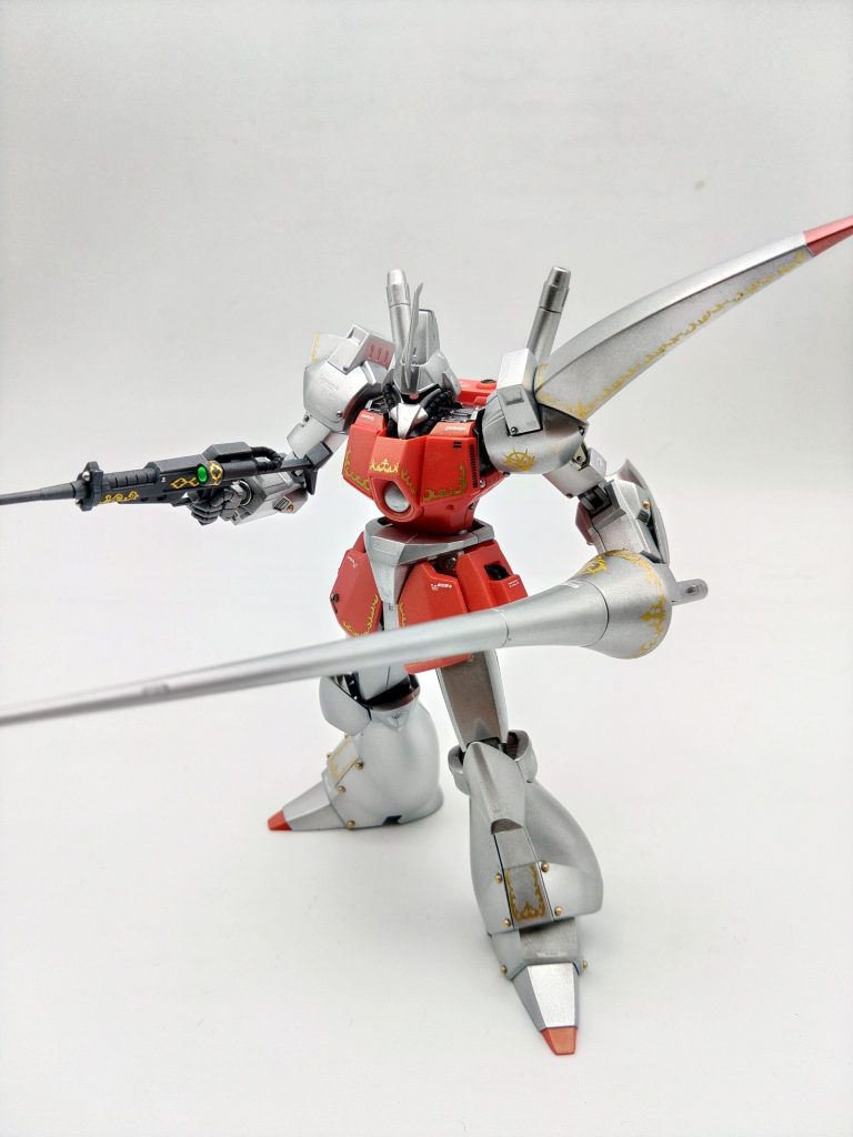 今回はエングレービングのデカールにも苦戦しました。１枚が大きいので、デザインナイフで３分割とかにして貼ればよかったなと、ここらへんはガズアルに活かしたいと思います。