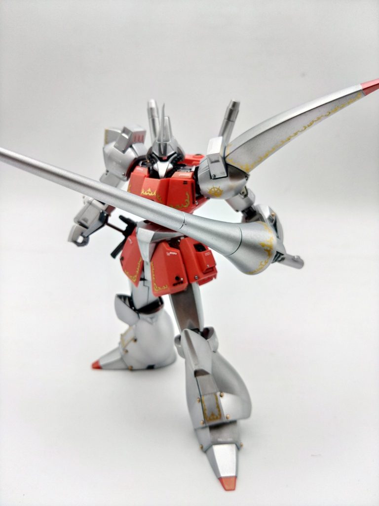 より優雅な立ちポーズを目指しつつ、ジオン版ガルバルディというイメージで製作しています。改造点は途中写真を製作途中にあげていますが以下です。&nbsp;・頭部モノアイパーツを廃棄して、アルミ線とプラパイプ、Hアイズで稼働モノアイにするモノアイの十字は獰猛さよりもメカ感がでてしまうので省略クチバシ先にランナータグを貼り付けて2ミリほど延長、ゲルゲグ感を出す&nbsp;・胴部首回りの露出する黒いパーツの出っ張った前面真ん中が、アゴをひくとき干渉するので切除&nbsp;・腕部肩アーマーからボールジョイント部を切り出して、3ミリに切ったランナータグを挟んで肩が上がって見えるようにする肩を上げた分、上腕の下側にランナータグを挟んで腕を2ミリ延長&nbsp;・腰部股関節を切り出して、3ミリ下にして再接着、これにより足が長くなるサイドアーマーの中にネオジム磁石を埋め込んでライフルが接続できるようにする&nbsp;・脚部足首の接続パーツを切断してランナータグで2ミリ延長股関節との接続パーツを説明書とは反対に付けて足の付け根が前にくるようにするこれによって立ちポーズがS字に近づく&nbsp;・バックパック胴との接続部を切り出して、下げて再接着、これによりバックパックが上がるサーベル基部に回転軸をいれて、立たせたときに表情がつくようにする&nbsp;・ライフル適当なネイルシールを貼って成金貴族銃感をだしつつ、ネオジム磁石を埋め込んで腰に吊り下げられるようにする&nbsp;その他各エッジのコントロール処理などしています。