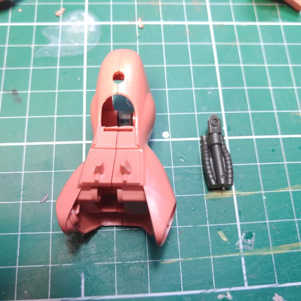 HGのギラドーガを以前つくったのはすでに十数年前だが、あらためて凄まじい完成度バックパックの基部を下にずらして、バックパック位置を上にあげる工作と、膝の合わせ目を消すため、脛の内部構造をアトハメできるようにしてみたあとは磨きつつディテールを考える（6枚目）