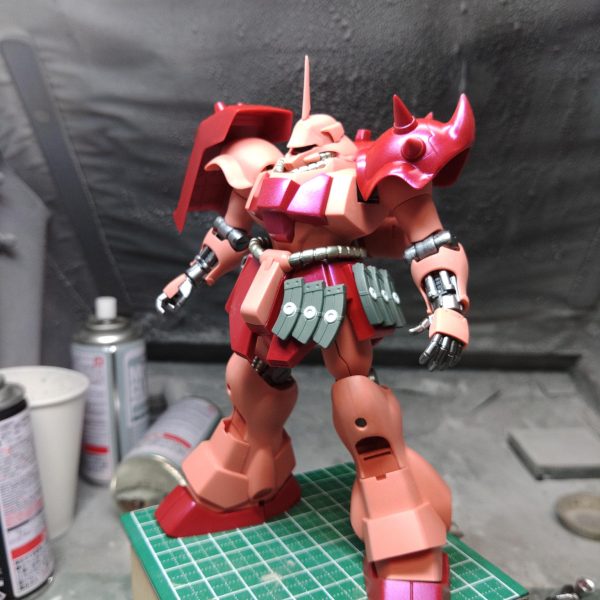 もとから武器の多いギラドーガだが、さらにこれでもかと武器が付いてくるので、余剰パーツ好きとしてはなにか手を打ちたいところギラドーガ本体は大きさの割にシンプルな構成で磨きも比較的楽でつくりやすいのだが、武器をある程度見せるように作るとなかなかに骨がおれる作業量（2枚目）